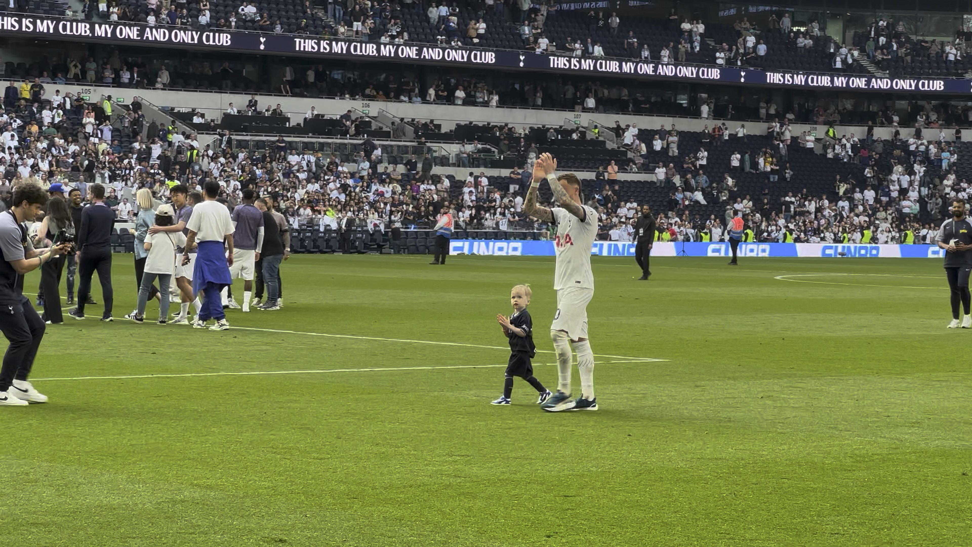 【现场】赛季末热刺球员绕场答谢主场球迷