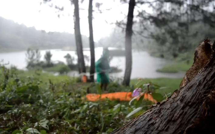 (雨声纯享)倒霉的一天!在暴雨中独自露营(crazy rain-asmr)