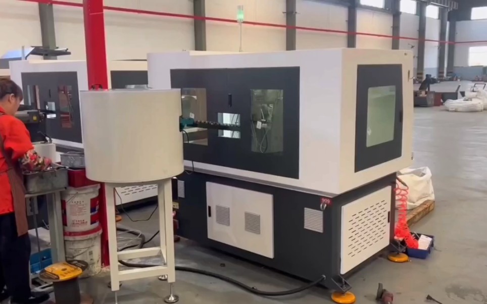 全自动双头数控倒角机,振动盘排料,加工30*10*9.5mm圆钢双头平面倒角