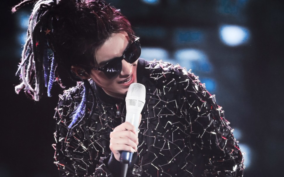 王俊凯〕《改变自己》墨镜,脏辫,小皮裙这个改变有点kuso_哔哩哔哩