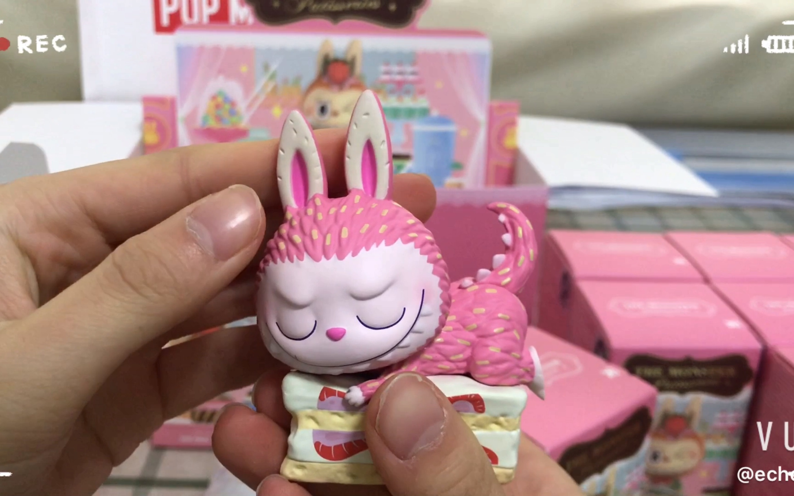 拆盲盒泡泡玛特labubu甜品系列端盒草莓蛋糕手感分享