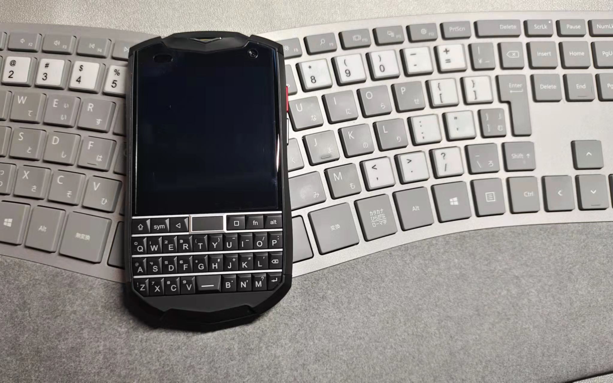 开箱全键盘手机unihertztitanpocket