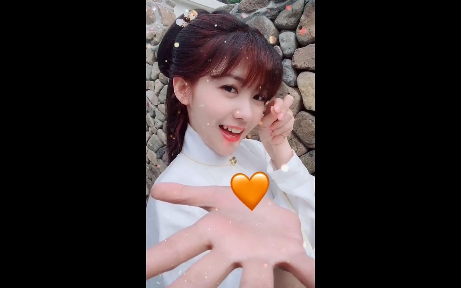 赖美云比心咻咻