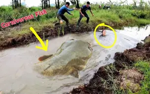 Скачать видео: 女人被不明生物追赶，小哥扑上来抓住，直接把小哥高兴坏了