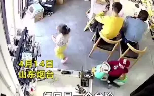 Download Video: 孩子摔倒瞬间 陌生女子飞身相救 不顾摔倒紧紧抓住