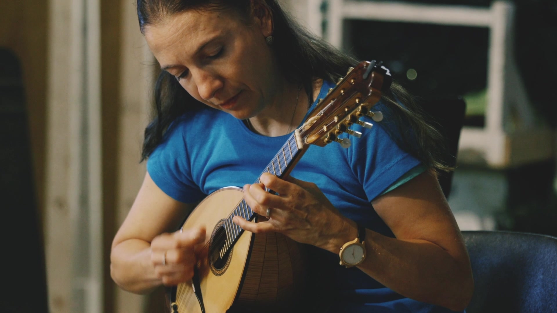 mike marshall先生在德国音乐学院任教演奏古典曼陀铃的妻子caterina