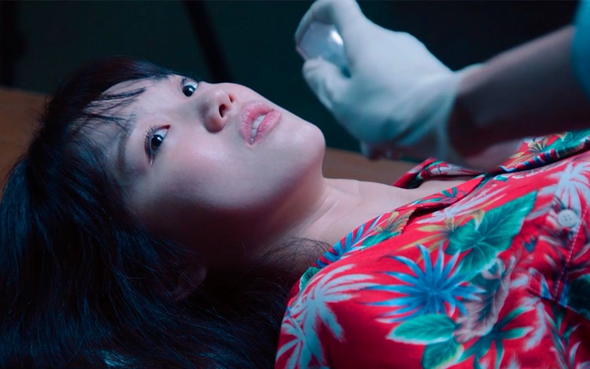 女警花夜店蹦迪引罪犯不料却被四个男人迷晕带走女警