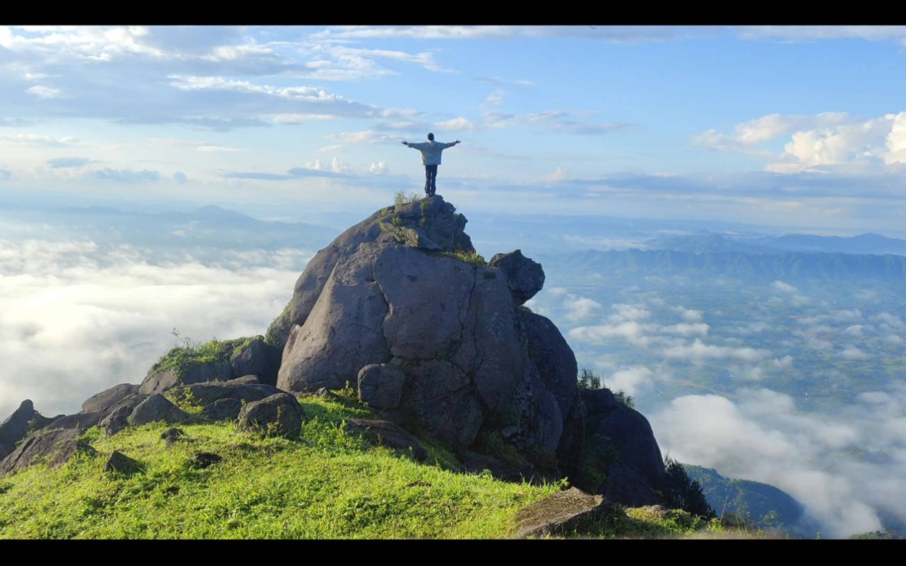 7.23周日,我终于奔赴了防城港望州顶.夜爬在山顶等到了一份朝霞日出