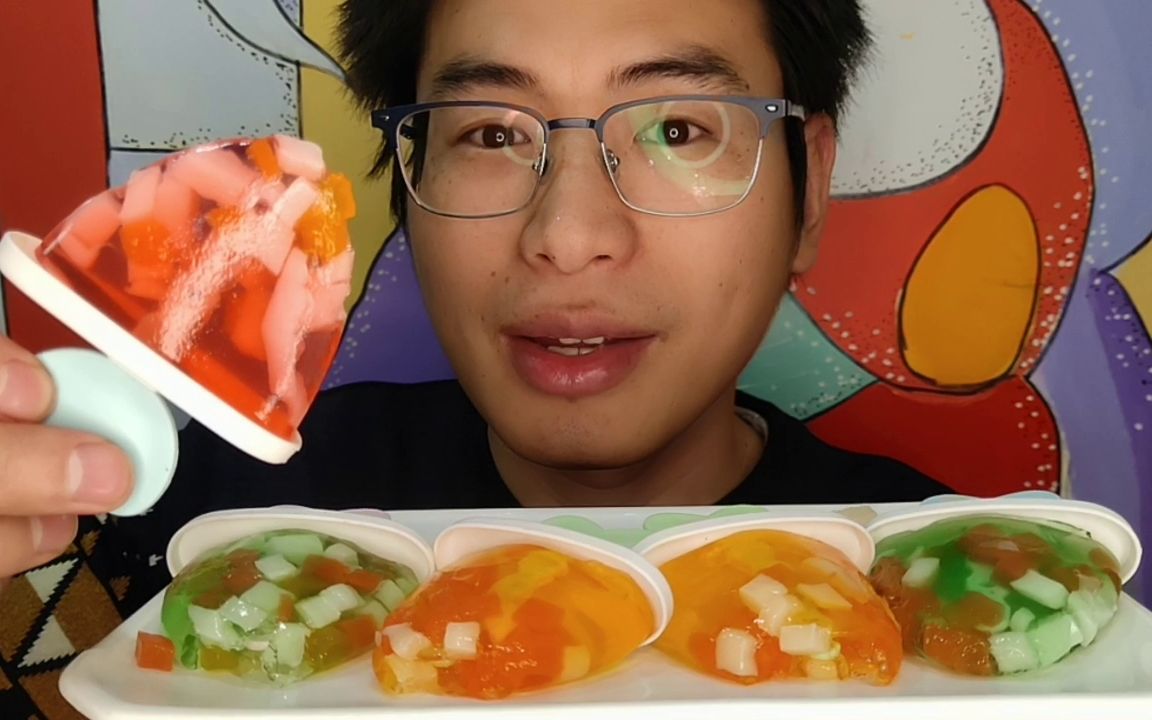 眼镜哥吃手工美食"爱心冰棒果冻",水润晶莹包果粒,q弹超嫩滑