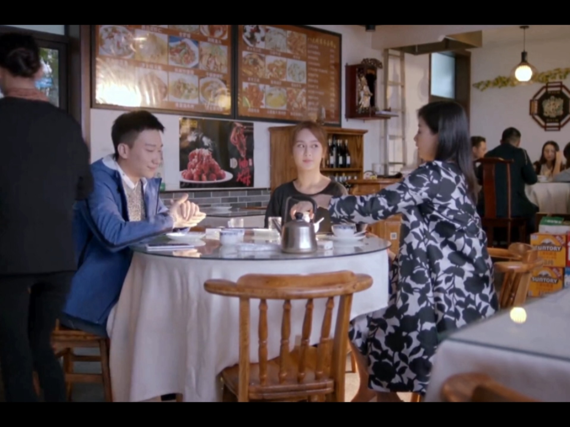 欢乐颂2:应勤邱莹莹一起请樊胜美吃饭,应勤只点了二荤一素,莹莹正想再