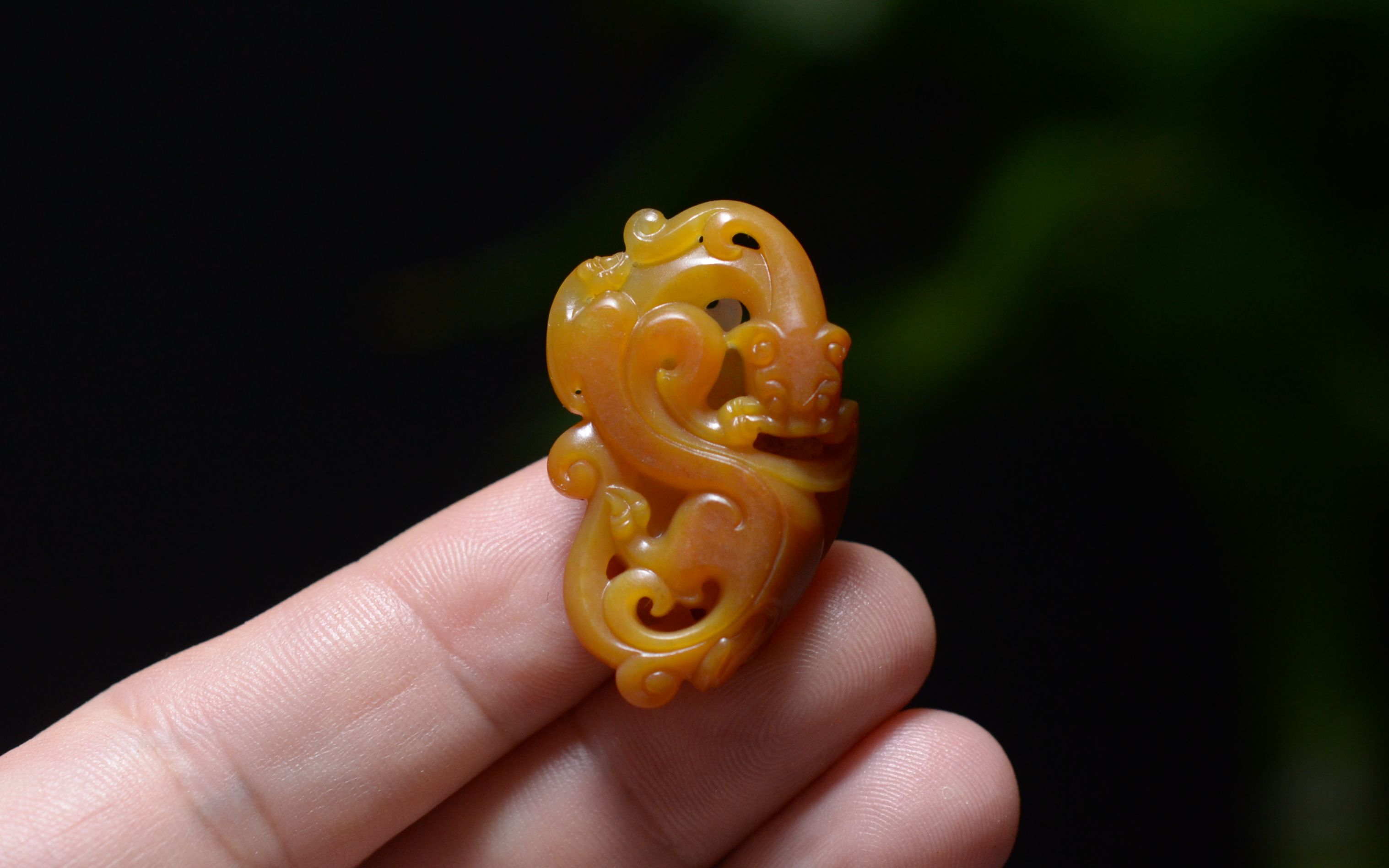 今日拍品:新疆和田玉黄沁白玉独籽螭龙吊坠