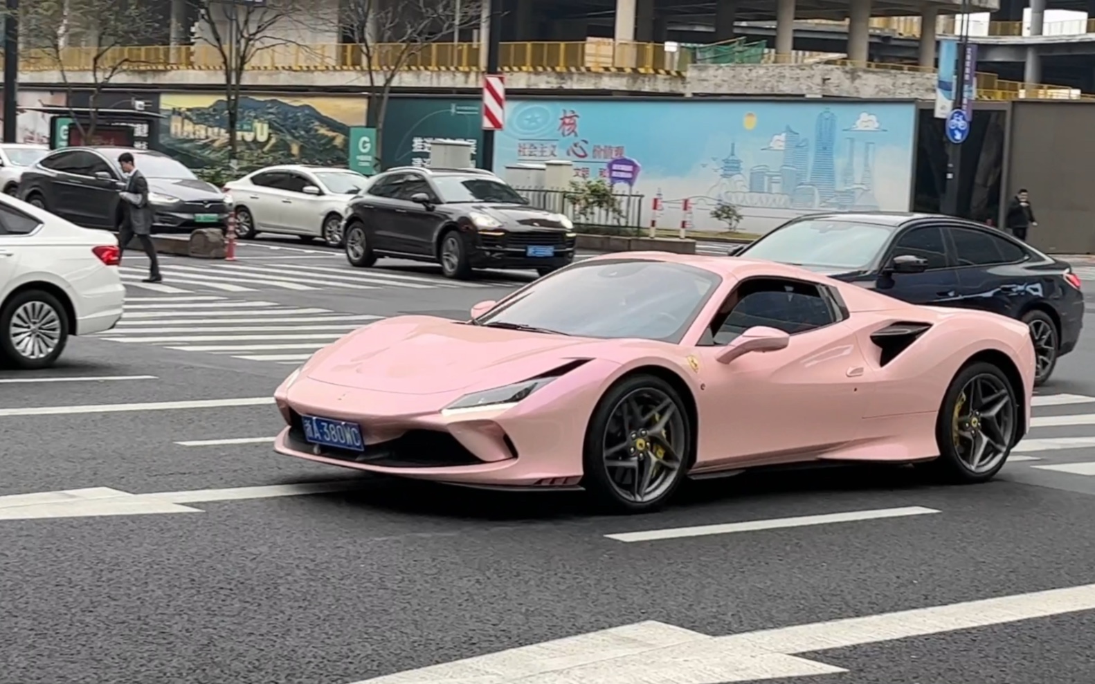 法拉利这颜色不一定斩男 一定斩女