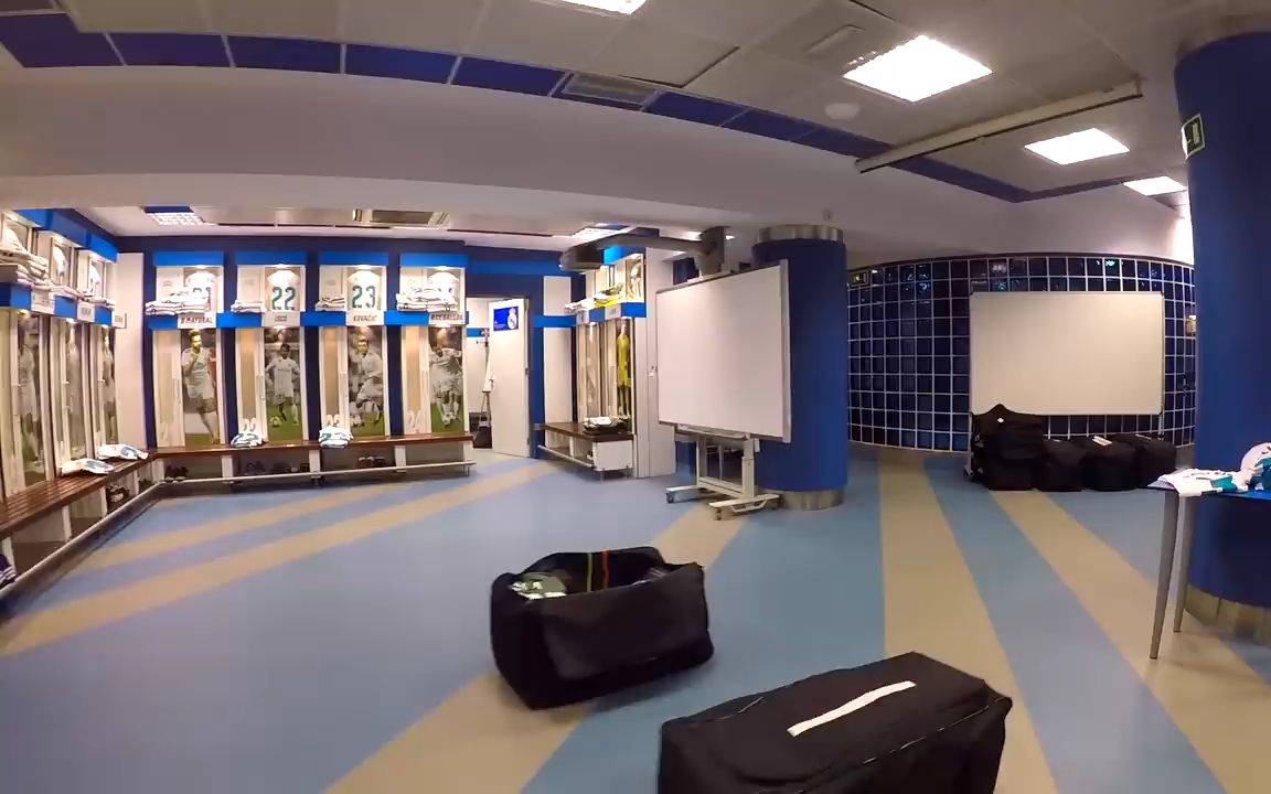 球队工作人员视角参观皇马更衣室,并没有想象中的豪华_哔哩哔哩_bili