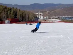 Download Video: 为什么你走不上刃 换刃扫雪？一个正确的站姿决定你能不能走上刃，很多人滑雪时都会习惯开肩，导致双脚发力不一致换刃就会扫雪走不上刃 ！