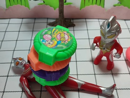 奥特曼被怪兽用石头压住了