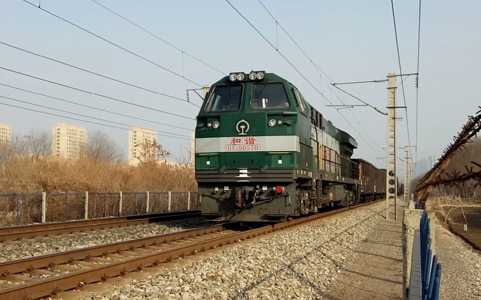 沈局吉段hxn5 0570牵引货车通过.