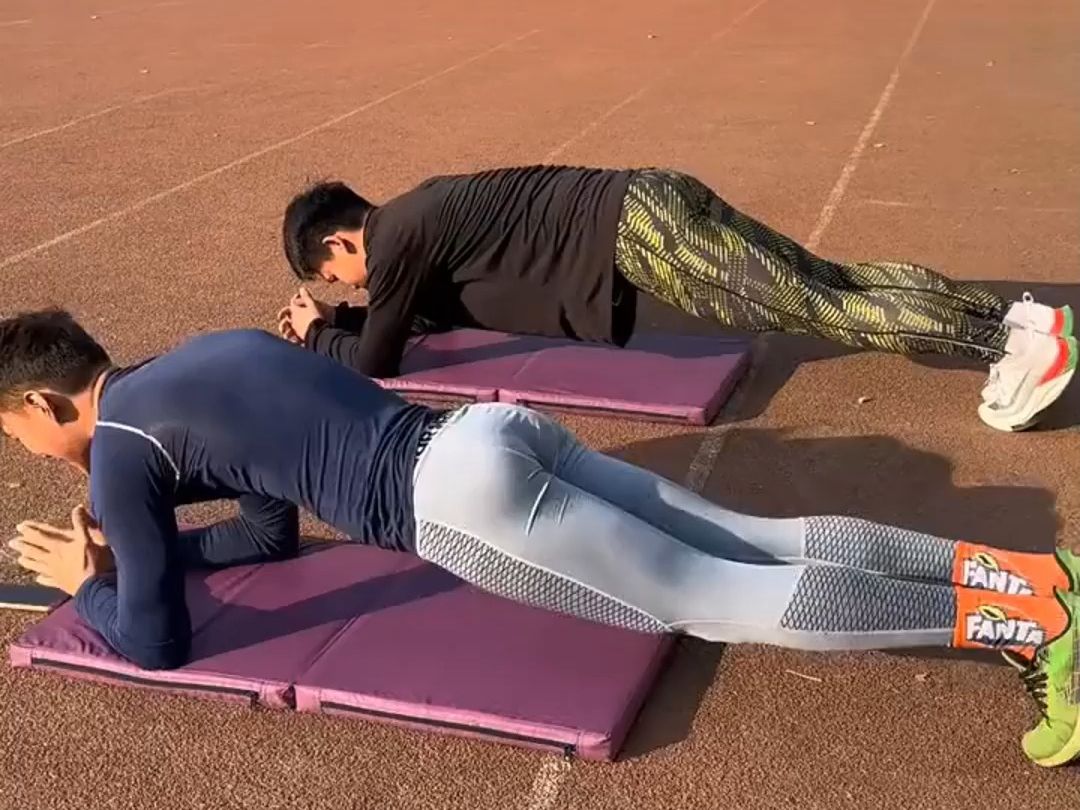 男高中生的马达臀 体育生日常!#帅哥合集#重返未来1999 #游戏推荐