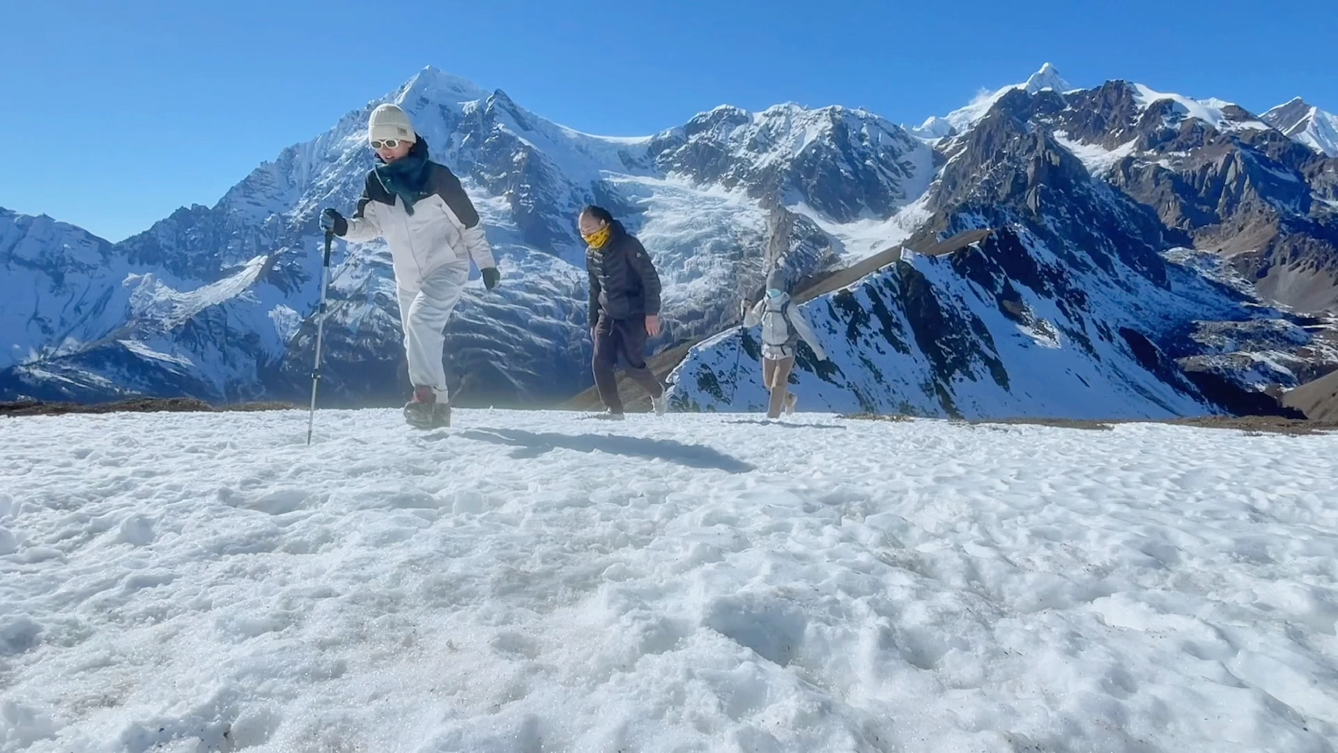 攀登雪山壁纸图片