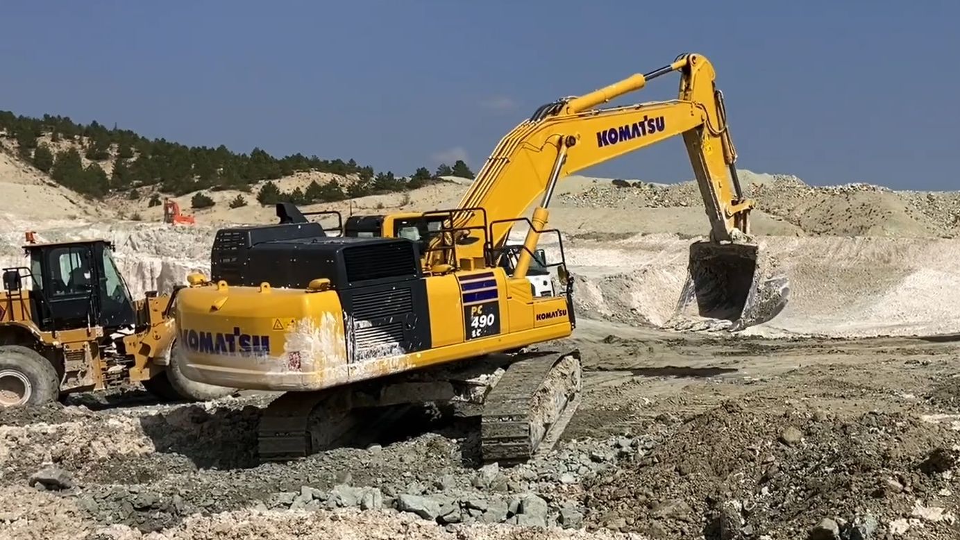 小松pc490lc挖掘机施工装车