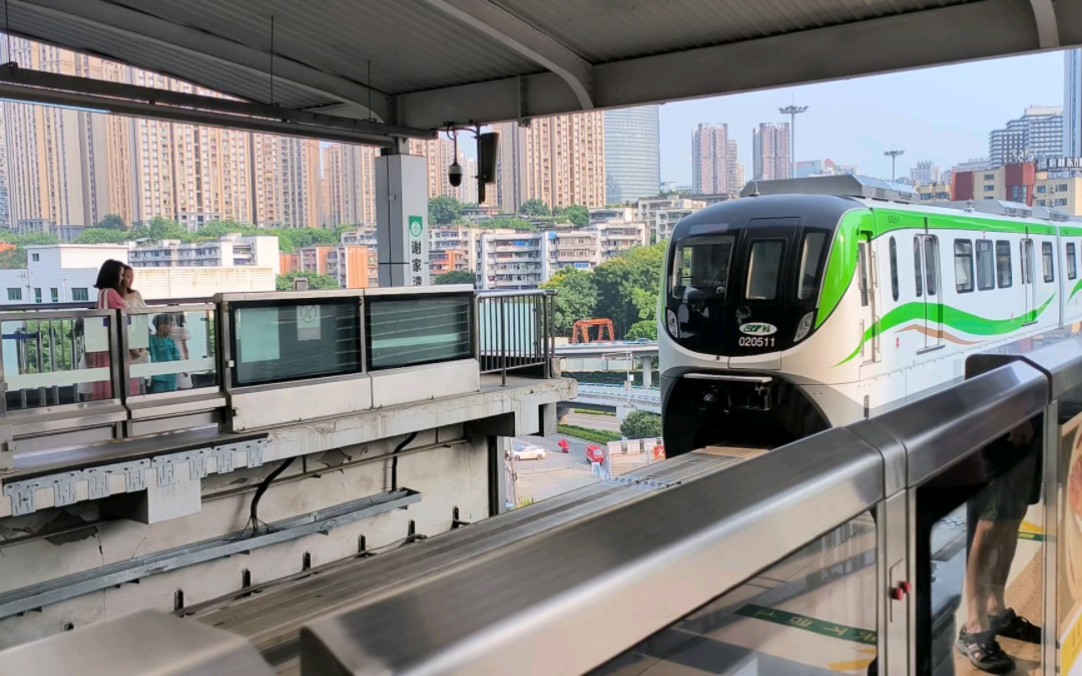 重庆轨交2号线谢家湾列车进站