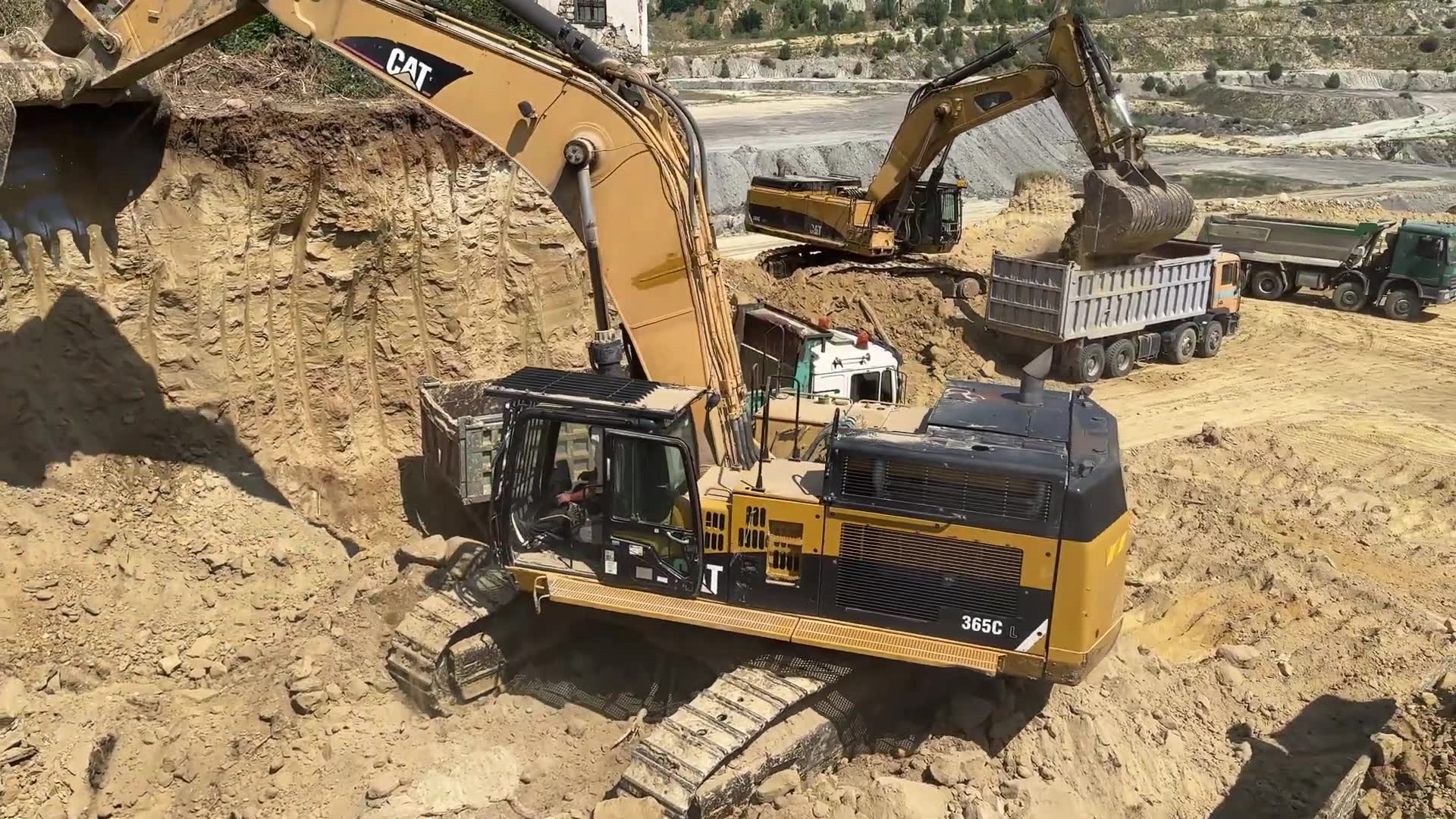 卡特彼勒365c _卡特彼勒385c挖掘机装载卡车