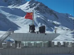 热泪盈眶！新年在世界上海拔最高国门上，升起五星红旗表白祖国[爱心]