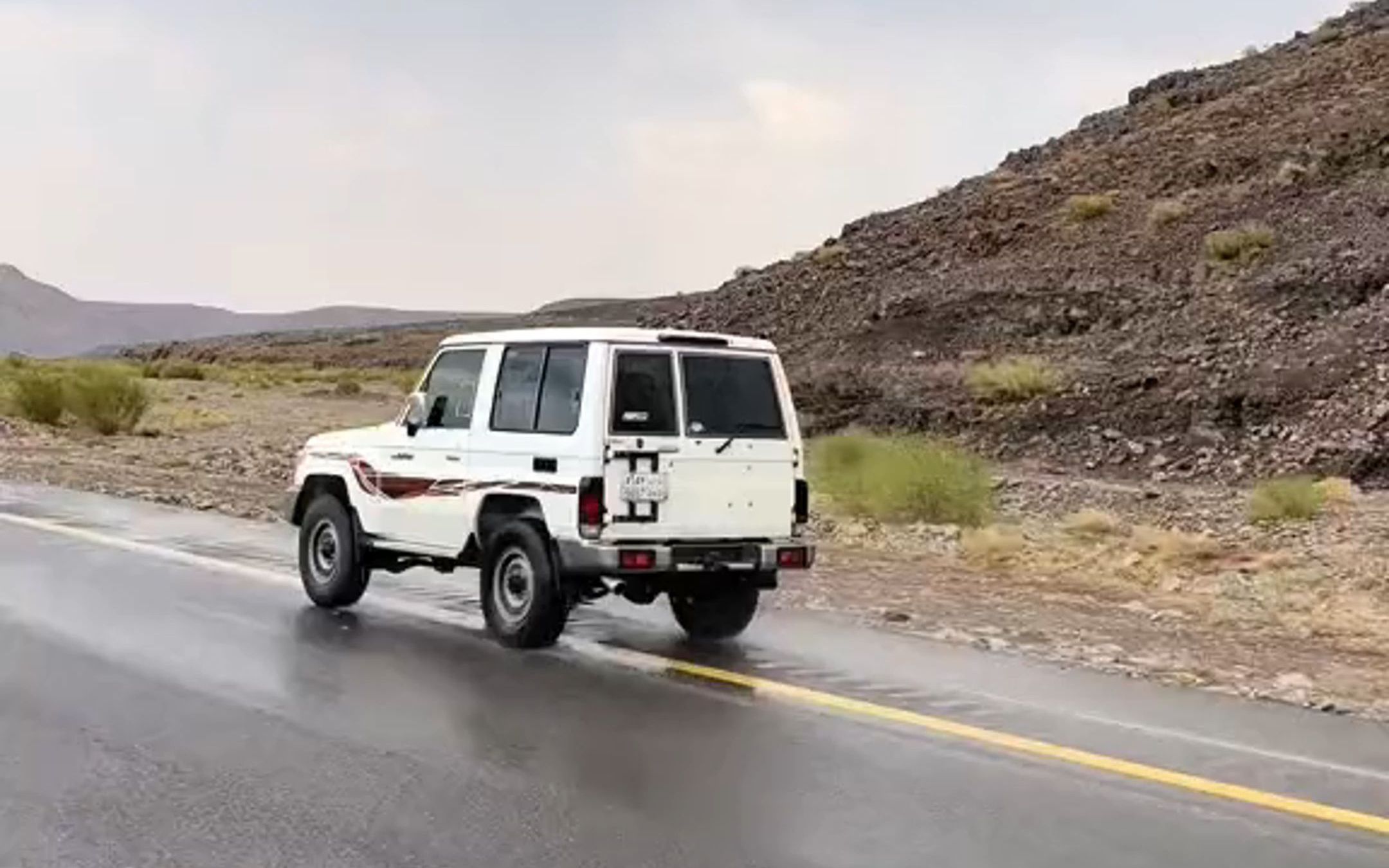 硬派越野:丰田lc71 运兵车强势登场!