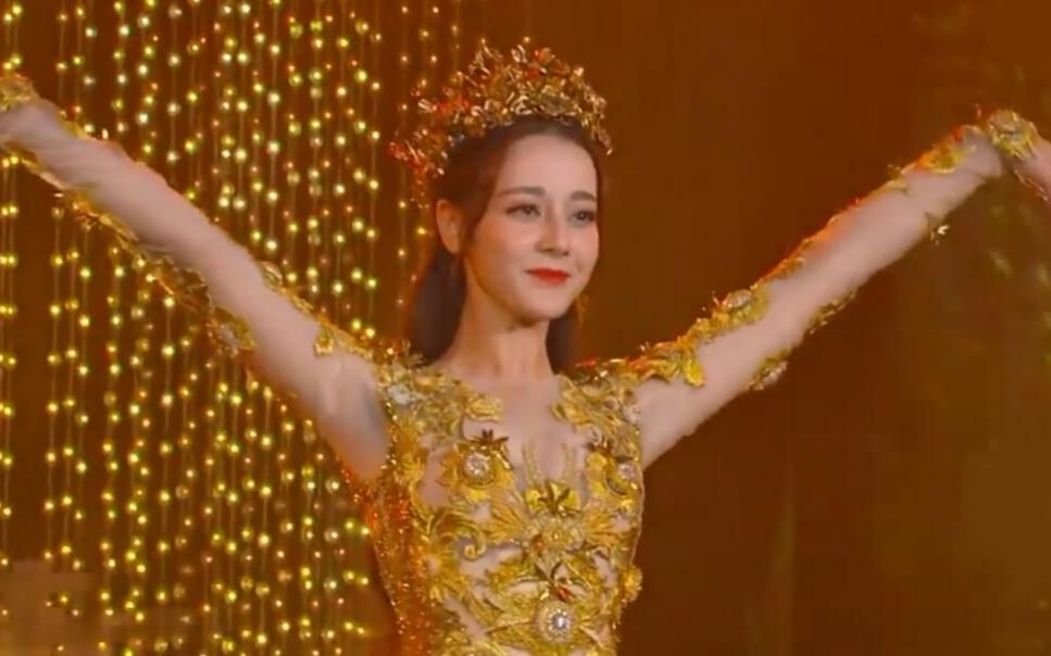 第十二届金鹰女神惊艳亮相迪丽热巴真的太美了