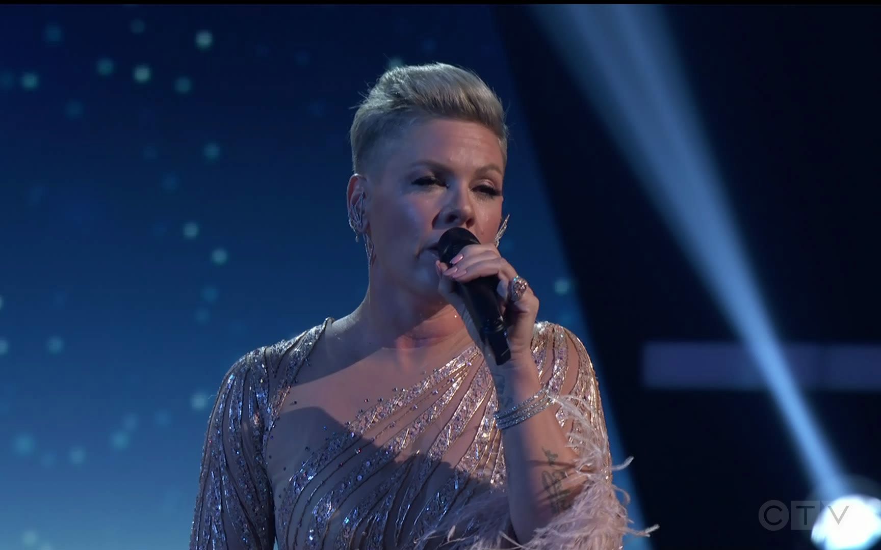 [图]【致敬Olivia Newton-John】P!nk - Hopelessly Devoted To You (Live 2022.11.20 AMA)