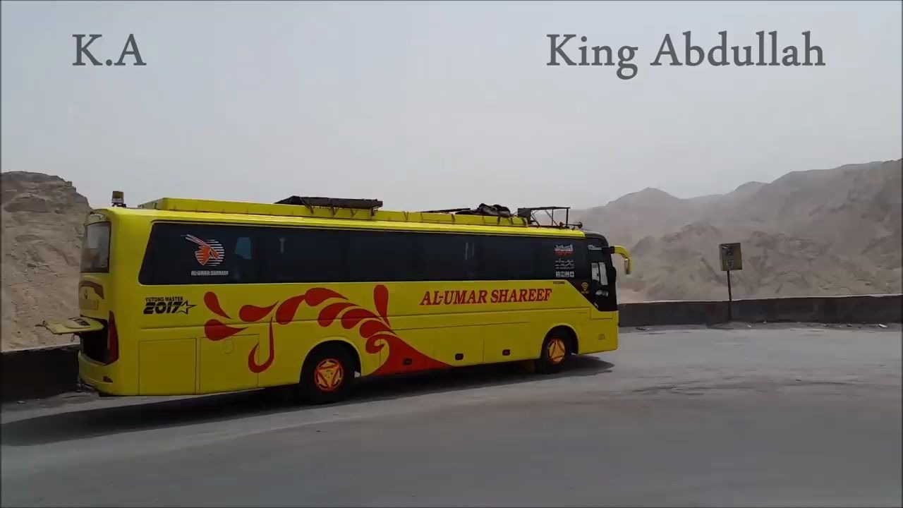 宇通客车行驶在巴基斯坦的山路