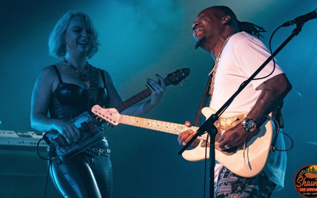 [图]Samantha Fish with Eric Gales perform Shake Em on Down