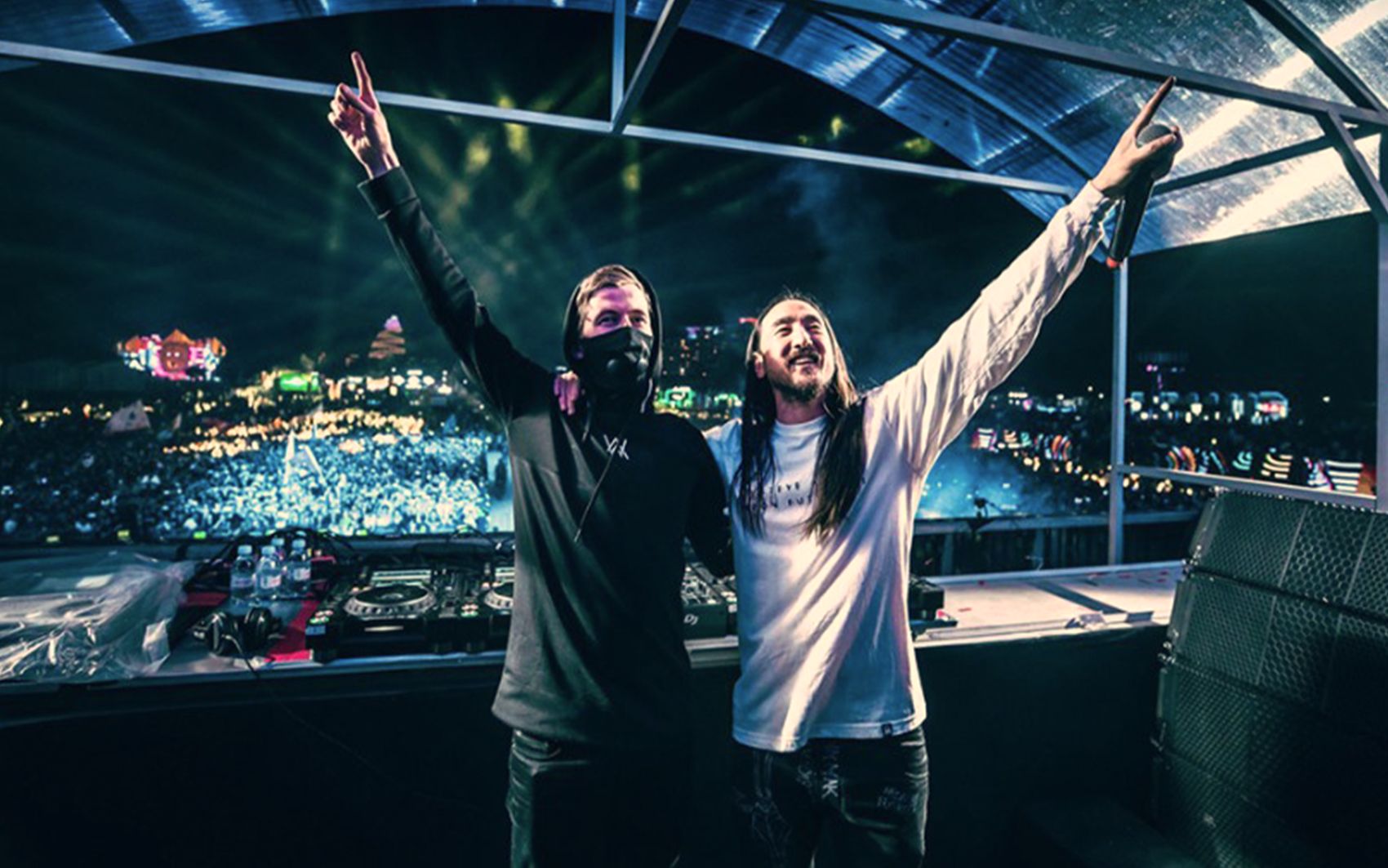 alan walker超嗨现场,今天除了性感的口罩,还带了两位vocals