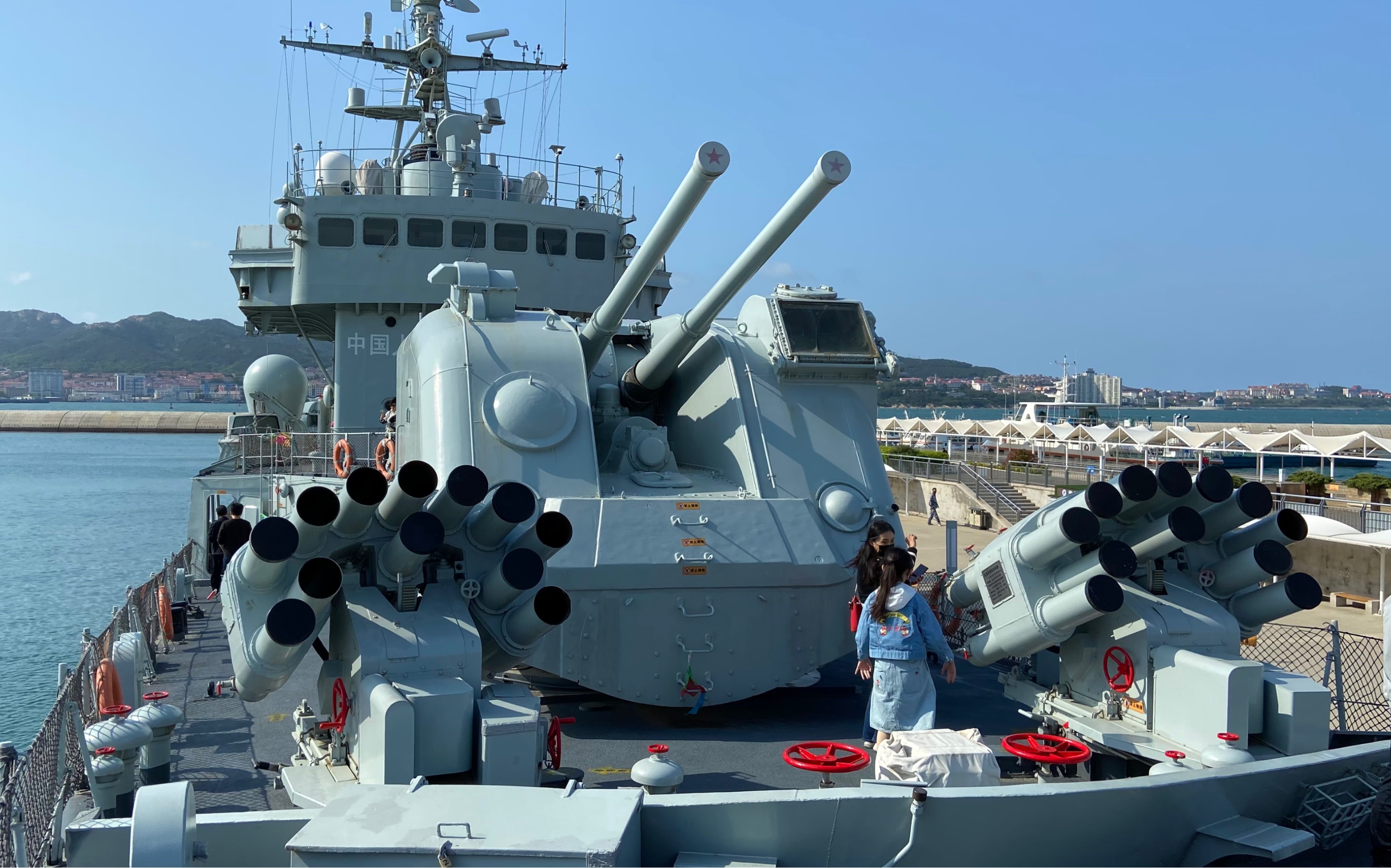 在威海参观退役的导弹驱逐舰各种武器看的眼花缭乱