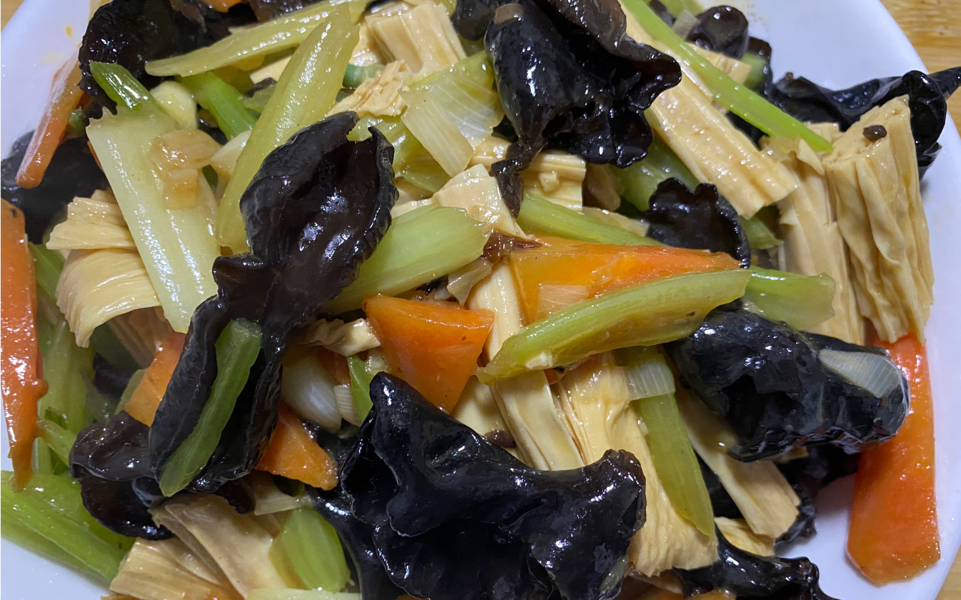 芹菜腐竹炒木耳,一分钟搞定且营养丰富.年夜饭首选素菜!