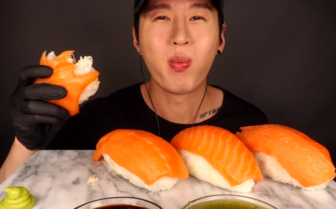 【zach choi】自制的巨大三文鱼寿司