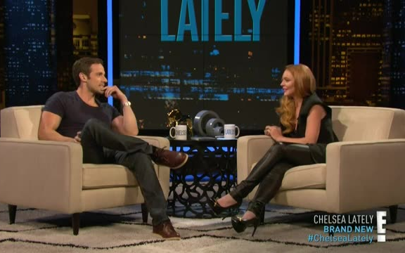 [图]Dylan Bruce｜2013年参加Chelsea Lately Show 谈《黑色孤儿》（Lindsay Lohan主持）