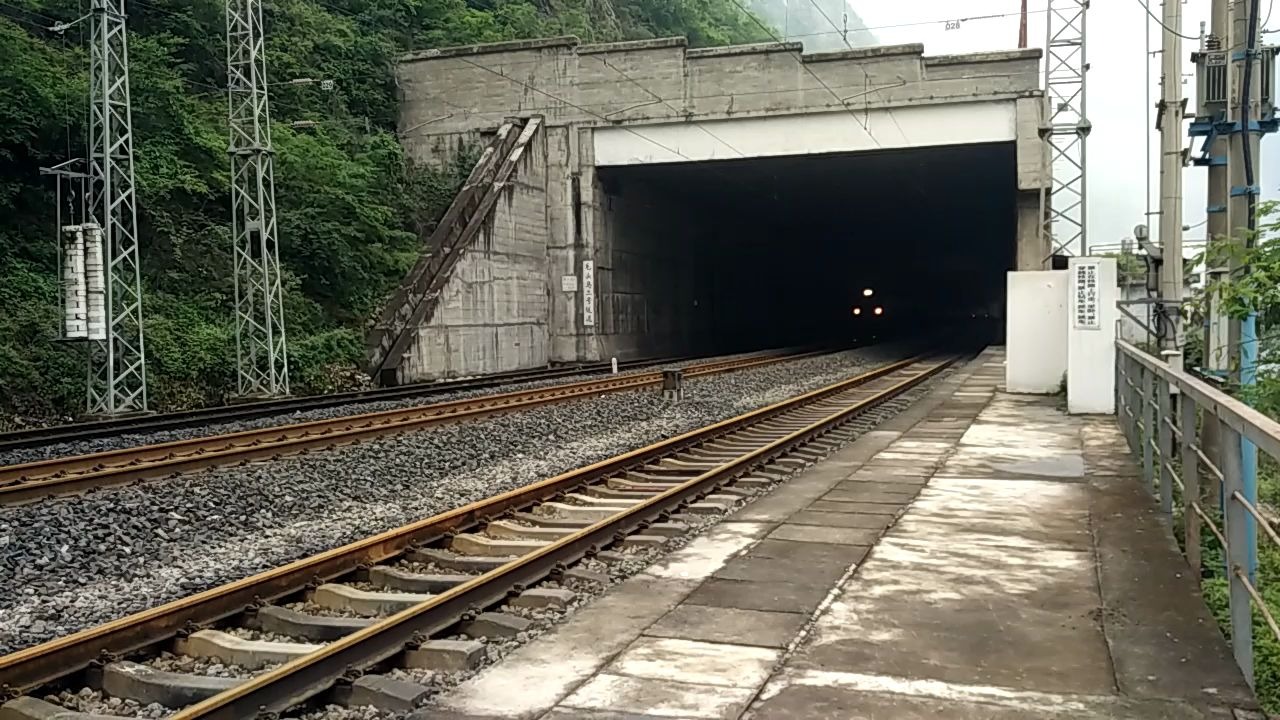 成昆线尼日站t8866次三道停车会t8869次vid20200622135234