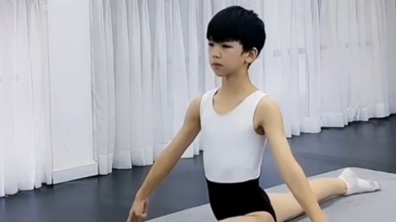 芭蕾男孩单人训练