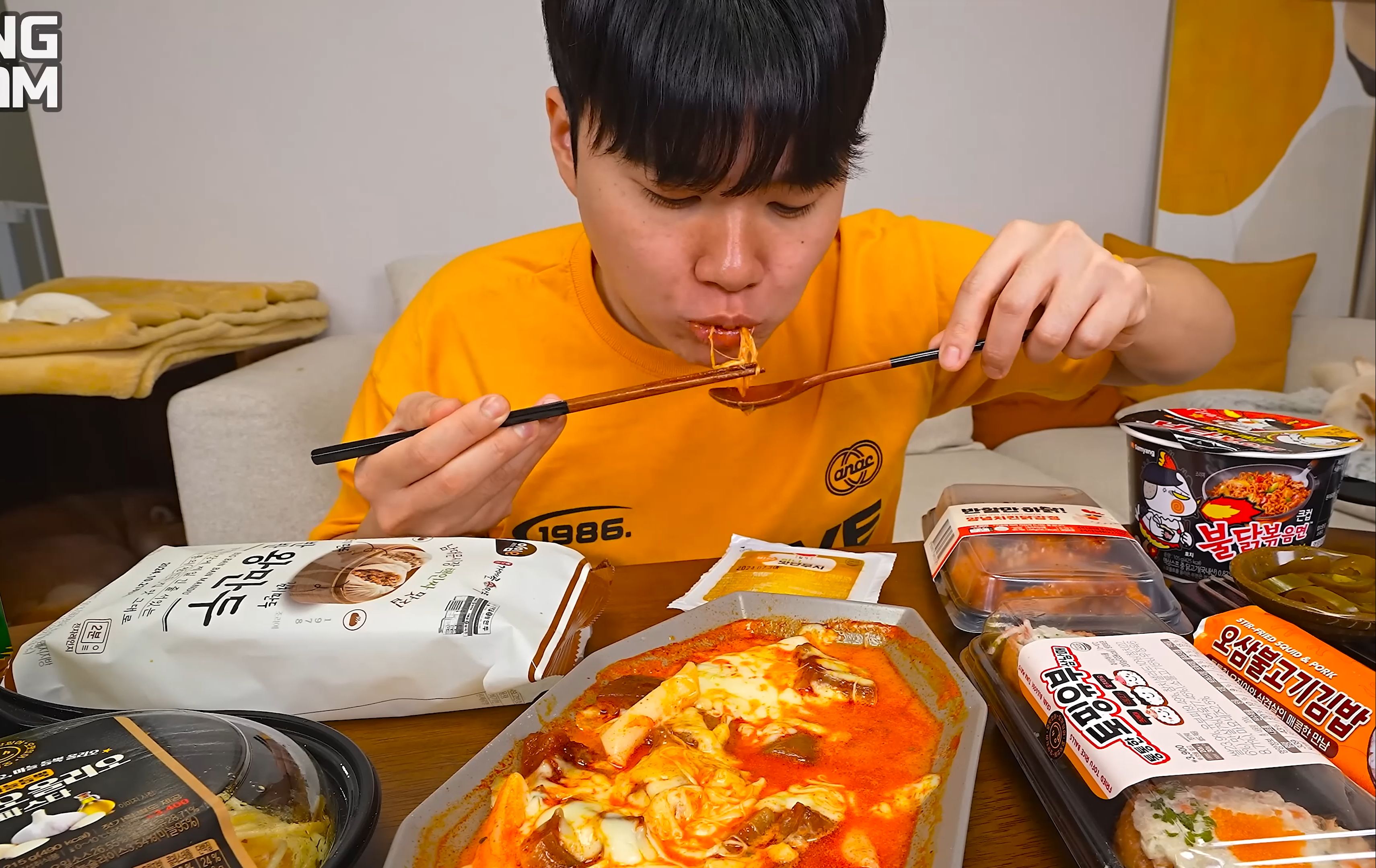 韩国富二代,挑战荒野求生,他一年能吃掉多少泡面?