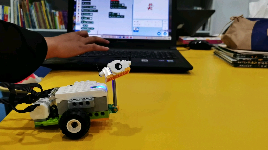 scratch 与wedo2.0的结合,傲娇机器人