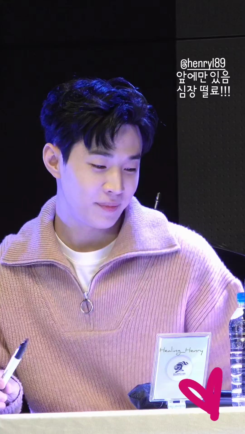 04刘宪华写真集签售会现场路透视频.可爱帅气的亲切老板与粉丝交流.