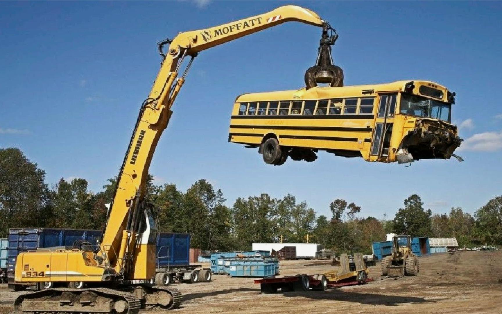 强大的挖掘机,几分钟就可以摧毁一辆公共汽车,拆除一整栋房屋