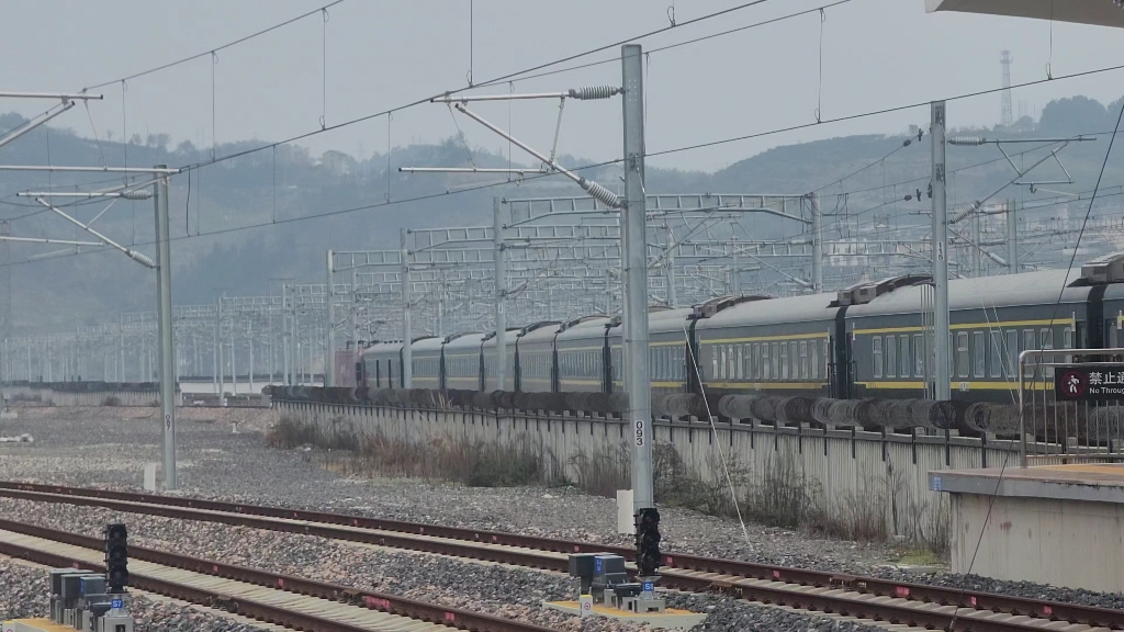 普速列车2022年2月11日k73次重庆北上海南张家界西站7站台9到发车