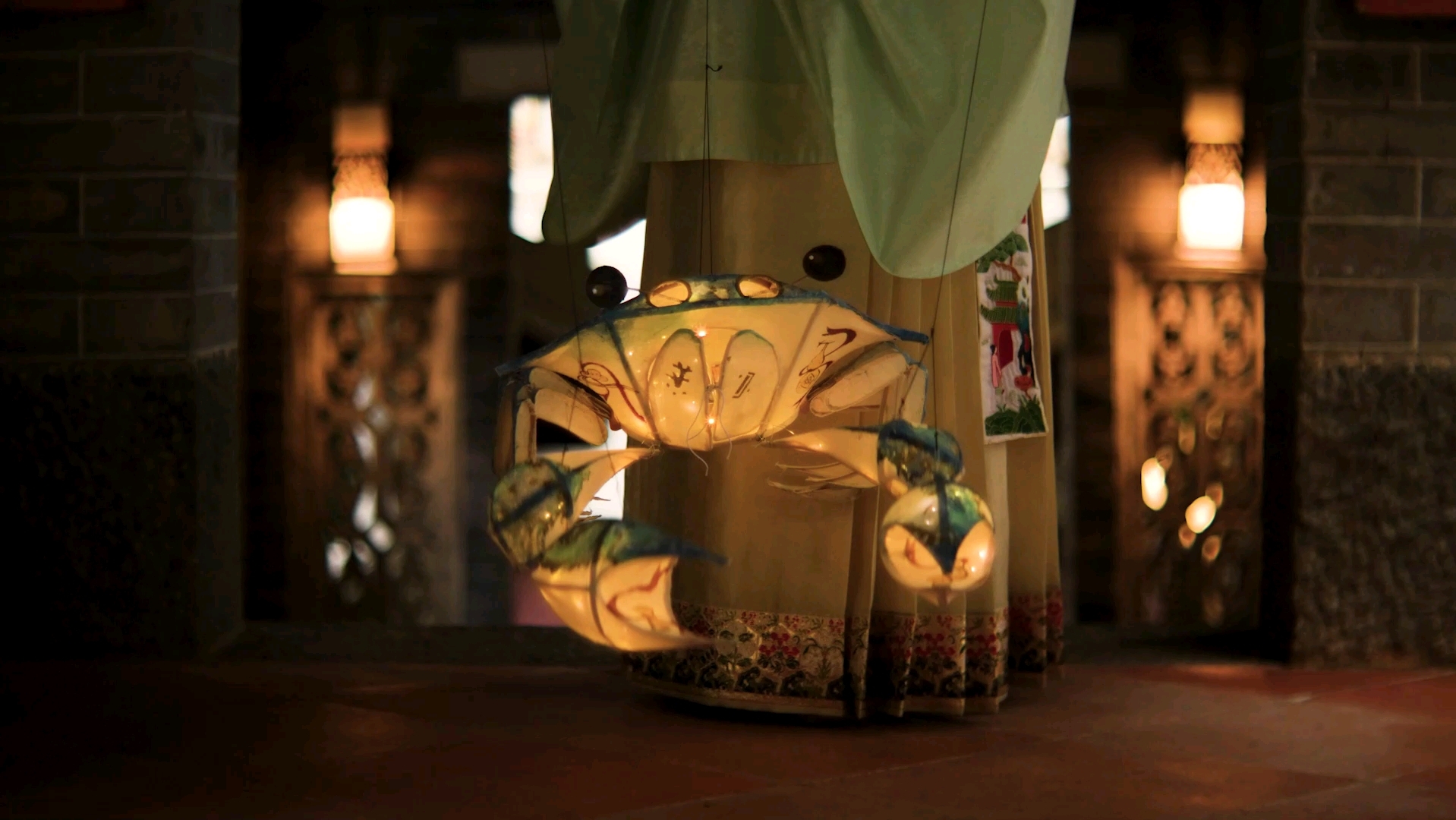 汉服小姐姐返来的蟹灯视频,汉服和花灯果然很搭-天真的咊感伤的小说家