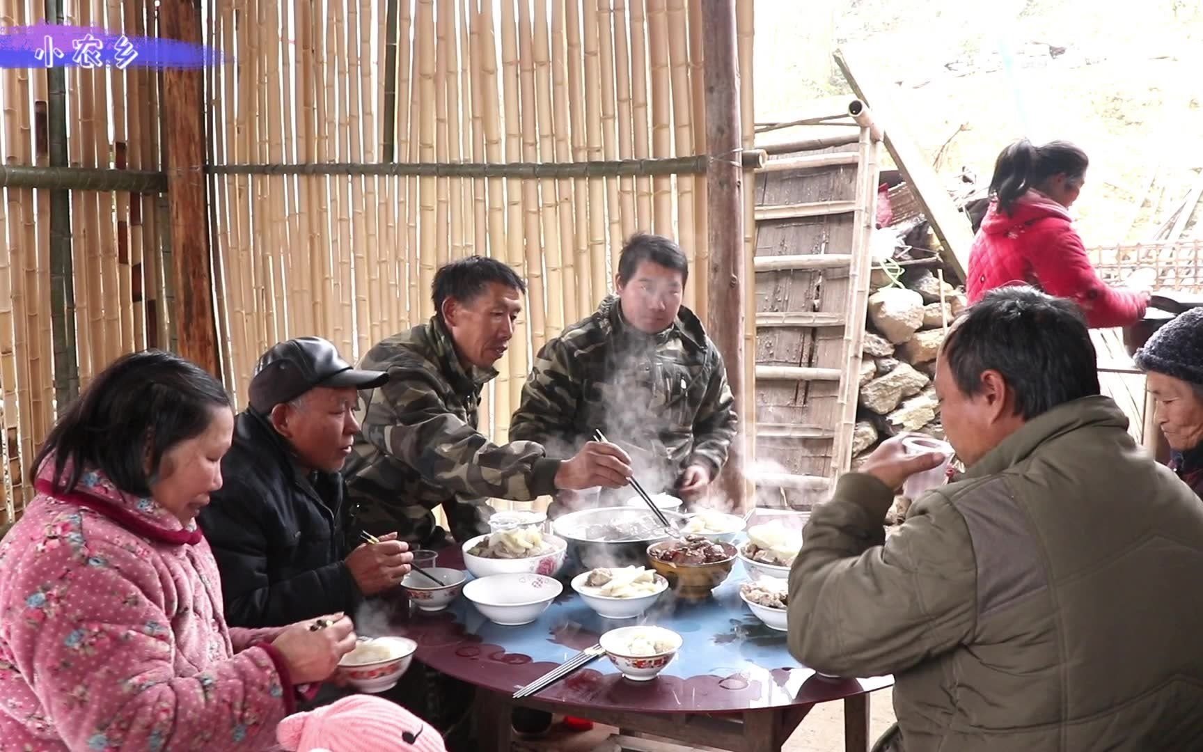 杀年猪啦,小农乡和亲戚一起吃杀猪菜,农家小院坐满人,真热闹