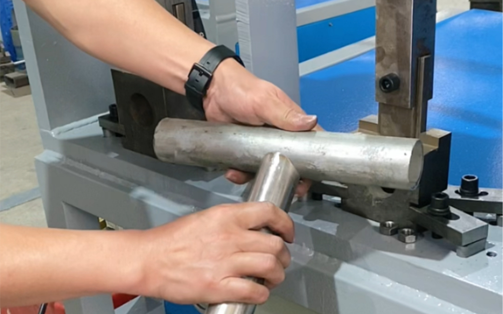 不锈钢管冲弧切马鞍口