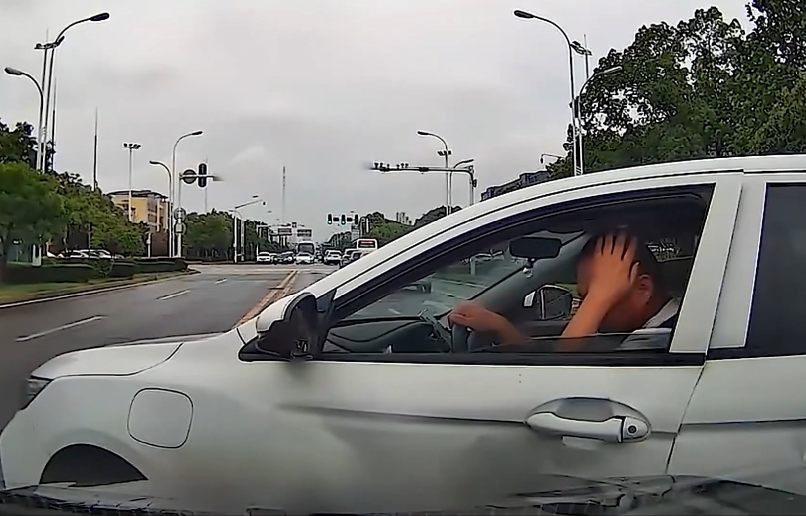 大哥被撞懵了，把我笑岔气了