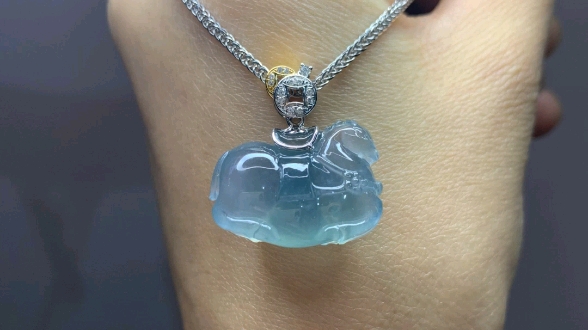 冰蓝翡翠唐马吊坠,散发着富贵之气,马上就来钱