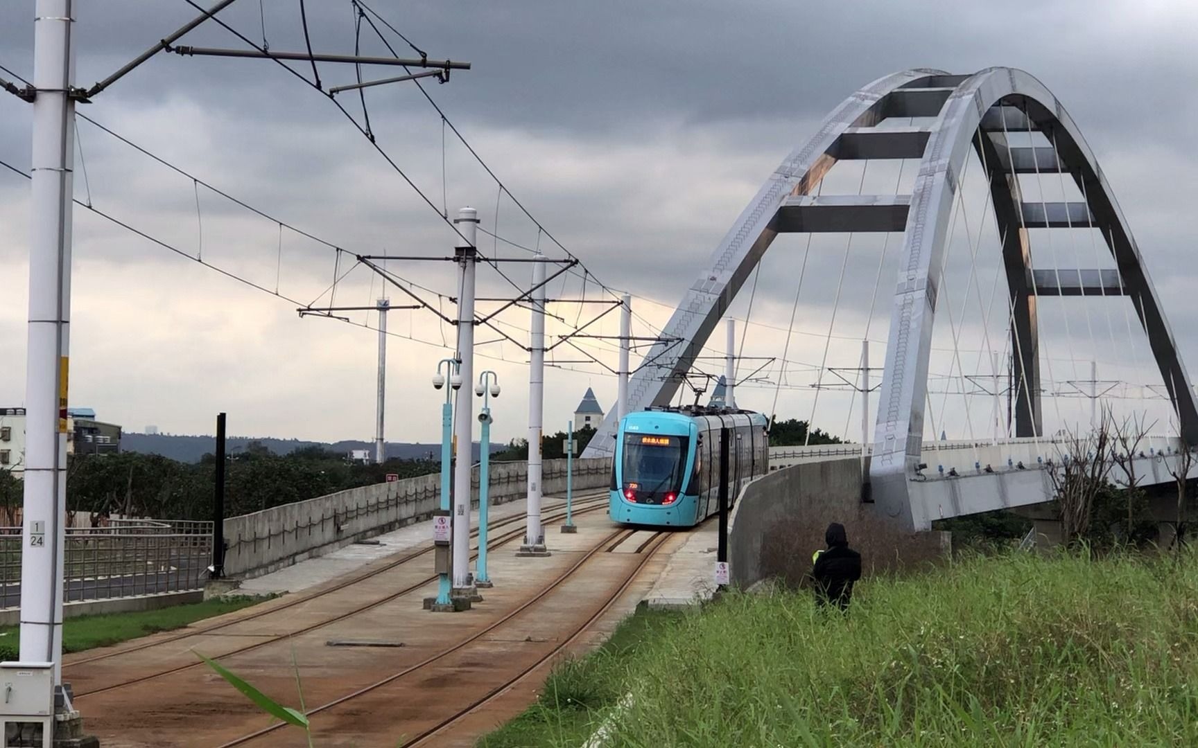 新北捷运 淡海轻轨 列车驶上蓝海桥 往渔人码头 有轨电车 台湾 台北