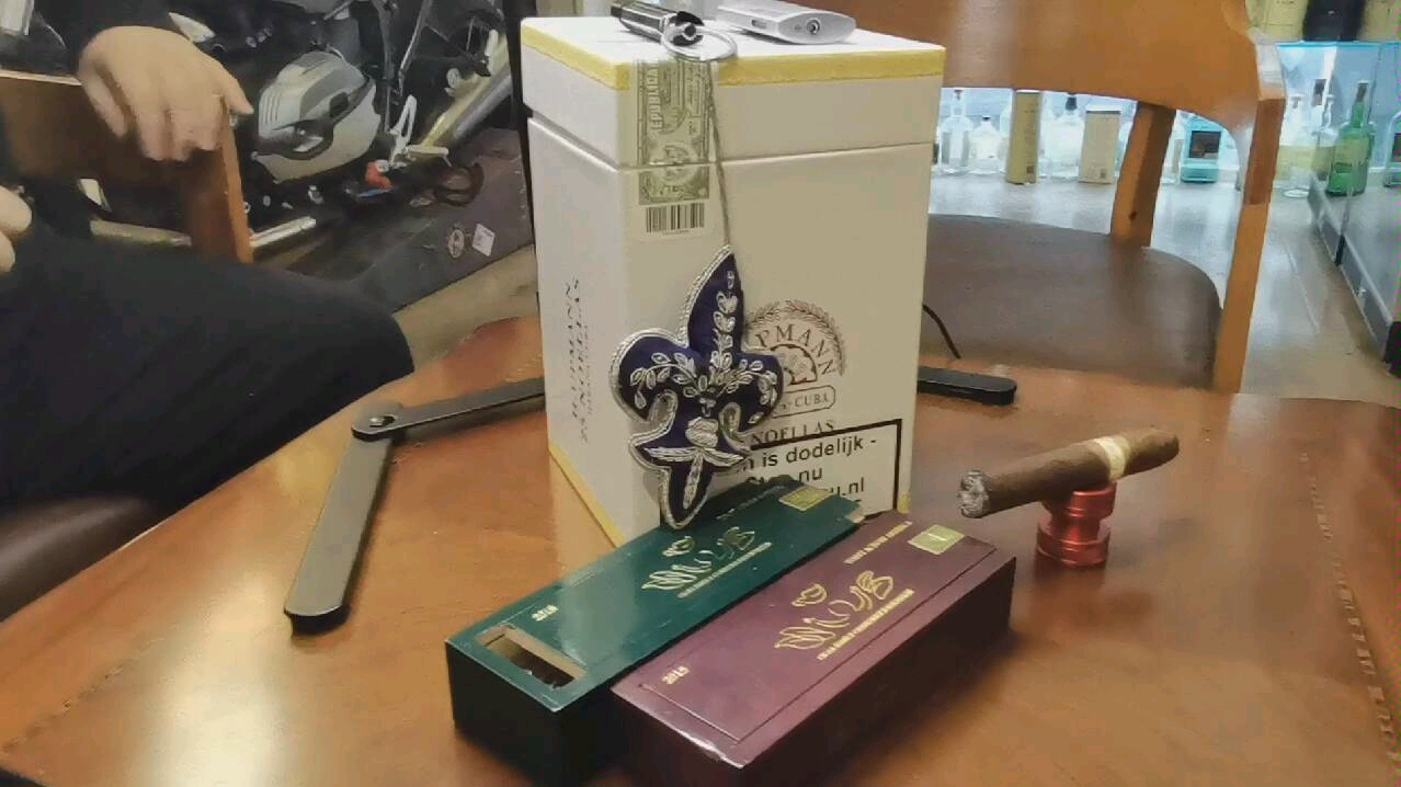 开盒鉴赏乌普曼玻璃罐限量,特殊尺寸雪茄_哔哩哔哩 (゜-゜)つロ 干杯